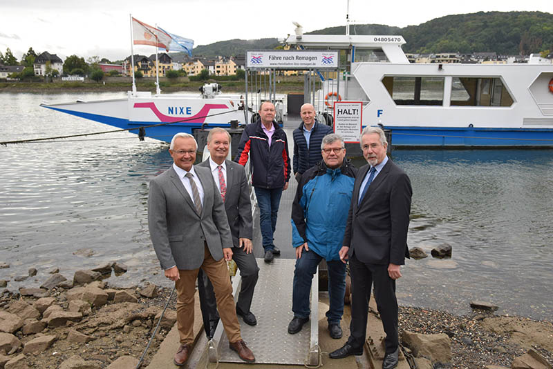 Das Foto zeigt von  links nach rechts: Landrat Achim Hallerbach, Unkels Verbandsbrgermeister Carsten Fehr, Ortsbrgermeister Gnter Hirzmann, Geschftsfhrer der Rheinfhre Linz-Kripp, Udo Scholl, 1. Kreisbeigeordneter Michael Mahlert und Verwaltungsratsvorsitzender der Rheinfhre Linz-Kripp, Dr. Hans-Georg Faust. Foto: Kreisverwaltung