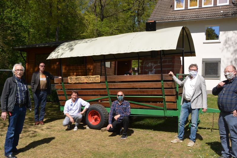 Zur Corona-Besprechung im Garten des Vielbacher Fachkrankenhauses treffen sich mit ausreichend Abstand (von links) Ortsbrgermeister Uli Schneider, der Therapeutische Leiter Gerhard Becker, der 1. Beigeordnete Jan Harpel, der 2. Beigeordnete Helmut Jansson, Klinikleiter Joachim J. Jsch und der rztliche Leiter Horst Kurzer. Foto: privat