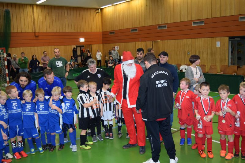 Nikolaus bei den Bambini. Fotos: SV Heiligenroth