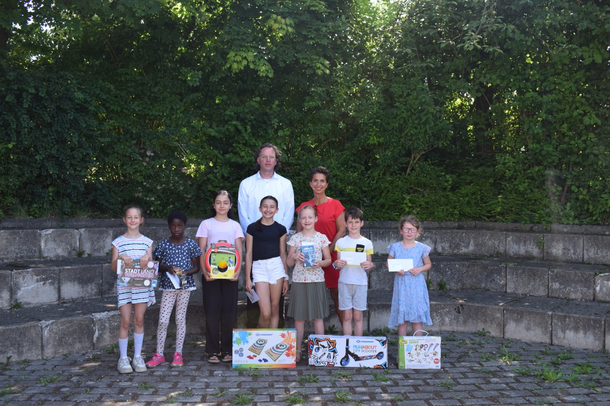 Die Gewinner des Mal- und Quiz-Wettbewerbs (Foto: Anke Mohr/Volksbank Hamm/Sieg eG)