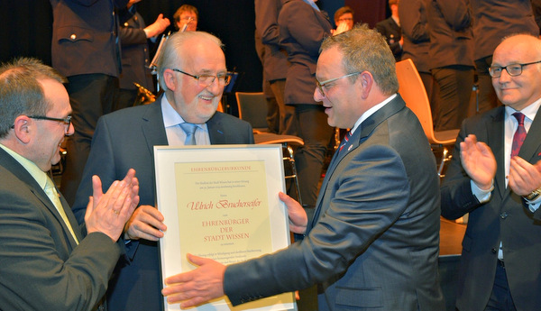 Stadtbürgermeister Berno Neuhoff gratuliert Ulrich Brucherseifer zur Ehrenbürgerwürde. (Foto: Stadt Wissen) 