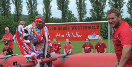 Im Rahmen der Geburtstagsparty des FC Bayern-Fanclubs Hoher Westerwald gab es auch ein Lebendkickerturnier an der Freizeitanlage in Lochum, mit dabei auch BayernBuschmann Michael Zeman (links). (Foto: Verein) 
