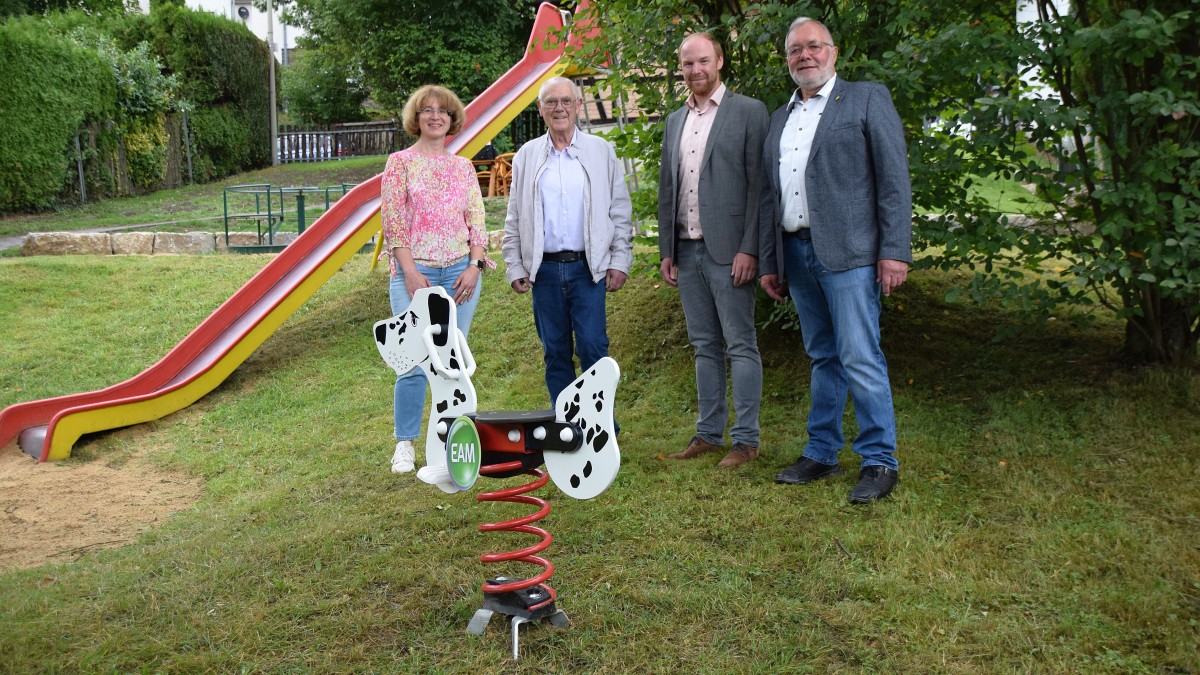 Neue Spielgerte in Hvels und Mittelhof: EAM frdert Bewegung im Freien