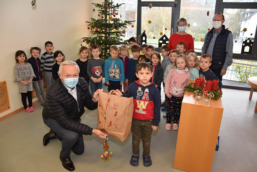 Kinder aus Erpel sorgten fr vorweihnachtlichen Schmuck