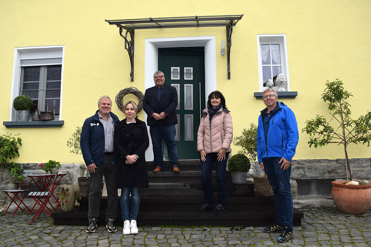 Ehepaar Wald (links) hat ein ehemals landwirtschaftlich genutztes Anwesen im Ortskern von Oberraden vorbildlich saniert. Darber freuen sich Kreisbeigeordneter Michael Mahler, die Dorferneuerungsbeauftragte des Kreises, Margit Rdder-Rasbach, und Ortsbrgermeister Achim Braasch. Foto: Kreisverwaltung