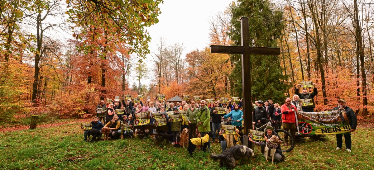 Mitglieder der Brgerinitiative an den Drei Eichen. Foto: Brgerinitiative "Erhaltet unsere Wlder - Gegen den Windpark Drei Eichen"