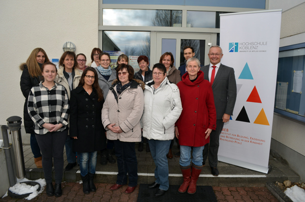 Der 1.Kreisbeigeordnete Achim Hallerbach (Erster von rechts) gab den Startschuss fr die Qualittsentwicklung im Diskurs" unter der Leitung von Thea Pfeffer (Zweite von rechts). IBEB-Projektleiter Andy Schieler (Dritter von rechts) von der Hochschule Koblenz und Kita-Referatsleiterin Kerstin Schwanbeck-Stephan (Vierte von rechts) begleiten eng die einzelnen Prozessschritte.