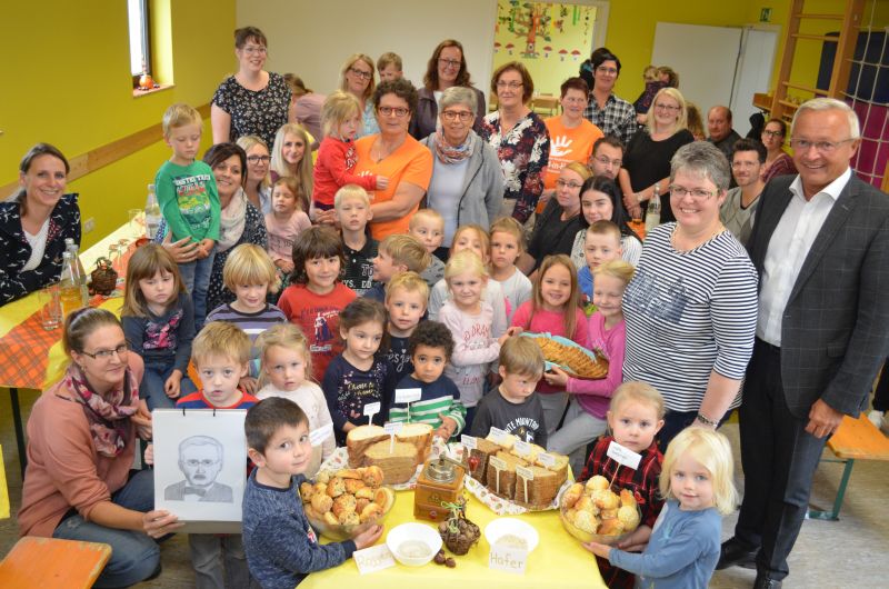 Eltern und Kinder der Evangelischen Kindertagessttte Hand in Hand" Oberhonnefeld, mit Kindergartenleiterin Petra Schnell, Ortsbrgermeisterin Rita Lehnert, Vorsitzende des Kindergarten-Fachausschusses, Edith Vonau, Umweltreferentin Ina Heidelbach, Angelika Krll (2.v.r.) von den Landfrauen und Landrat Achim Hallerbach Foto: privat  