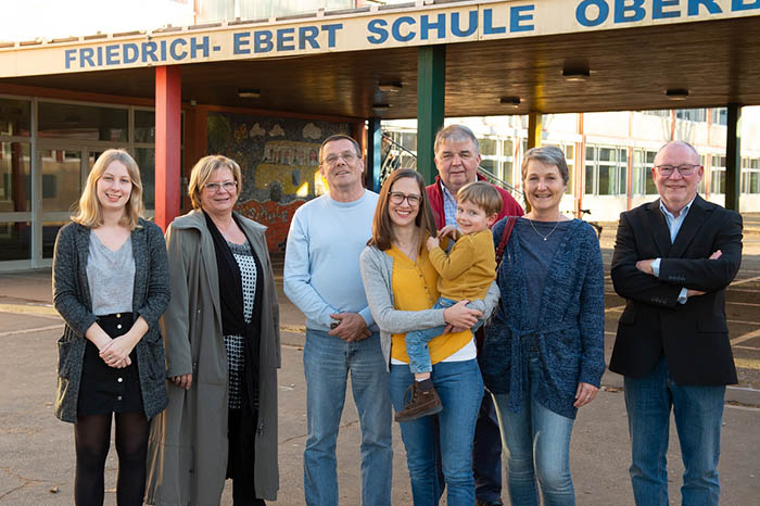 Der SPD-Ortsverein Oberbieber informierte sich vor der Oberbieberer Grundschule. Foto: SPD 