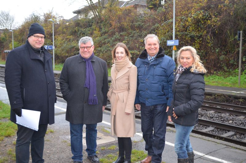 Von links: Thorsten Mller/Verbanddirektor SPNV-Nord, Michael Mahlert/1. Kreisbeigeordneter,  Ellen Demuth/MdL Rheinland-Pfalz, Carsten Fehr/Verbandsbrgermeister Unkel und Helga Zoltowski/Kreisverwaltung Neuwied. Foto: privat