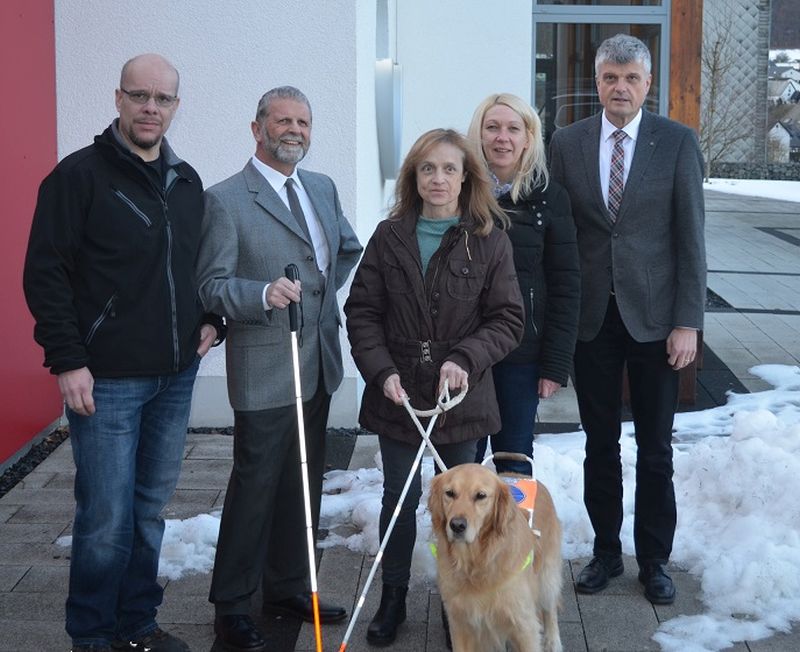 Brgermeister Klaus Mller (rechts) mit Organisatoren des Tags der offenen Tr. Foto: privat