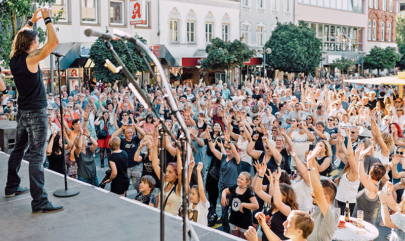 Auf die gewohnte Deichstadtfest-Stimmung muss in diesem Jahr aus bekannten Grnden verzichtet werden, doch Spa am virtuellen Deichstadtfest kann man auch im kleinen Kreis haben.  Archivfoto: Simon Zimpfer