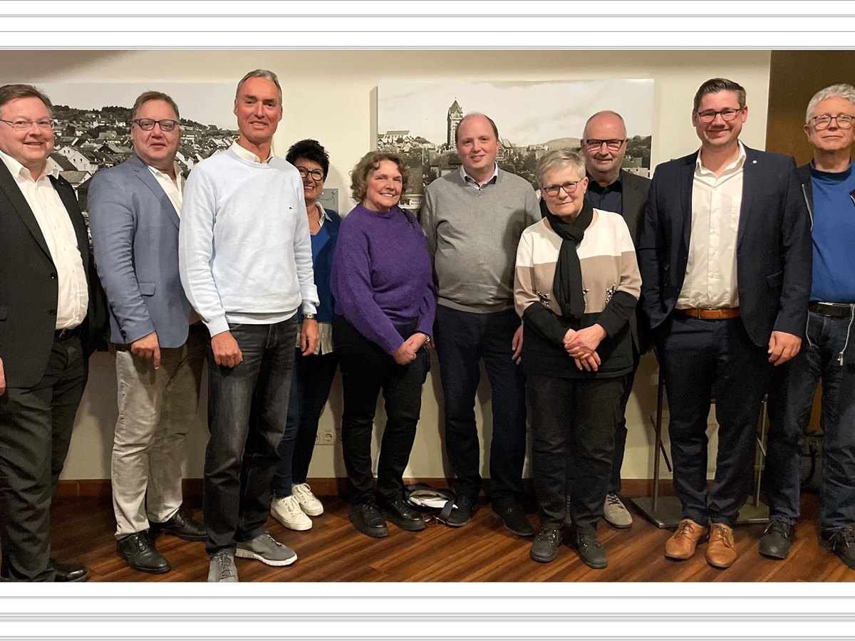 Vereinschef Dr. jur. Alexander Ermert (2.v.r.) und die Mitglieder von Vorstand und Beirat des Vereins Haus & Grund laden zur diesj�hrigen Mitgliederversammlung f�r 13. M�rz in die Stadthalle Betzdorf ein (Foto: Veranstalter)
