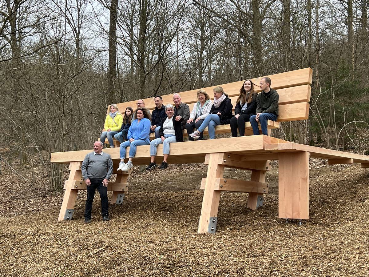 Die neue XXL-Bank am Druidensteig in Katzenbach l�dt zum Verweilen ein. (Foto: VG Kirchen)