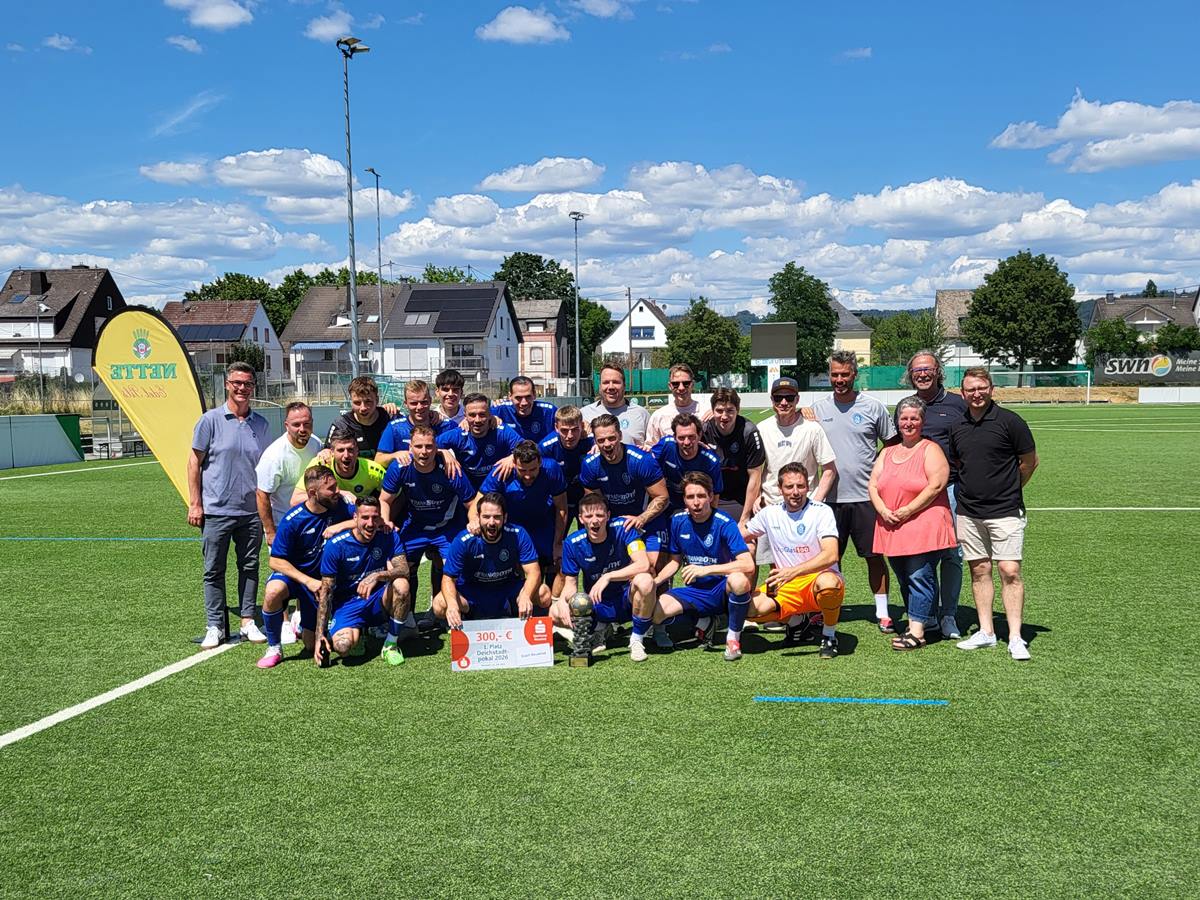 B�rgermeister Peter Jung gratulierte gemeinsam mit Mario Strnad, stellvertretendem Leiter des Amtes f�r Schule und Sport, und Sabrina Kagelmann vom Amt f�r Schule und Sport dem Team des HSV Neuwied zur erfolgreichen Titelverteidigung beim Deichstadtpokal. (Foto: Martin Hahn)