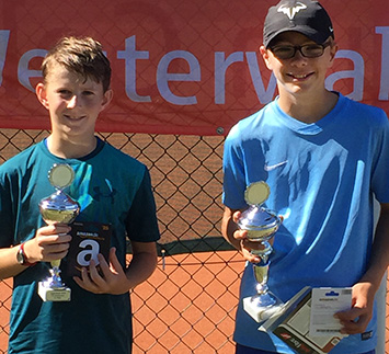 U14 Sieger Hendrik Hildesheim aus Montabaur und Fredrik Bertrams (von links) Fotos: TC Horhausen