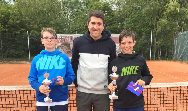 Johannes Kiehl (links) vom TuS Hilgert wurde Zweiter bei den Jungen U14, Moritz Dobberstein (rechts) vom TC Rot-Weiss Troisdorf wurde Erster. Sportwart Jonas Zabel gratulierte. (Foto: TC Horhausen)