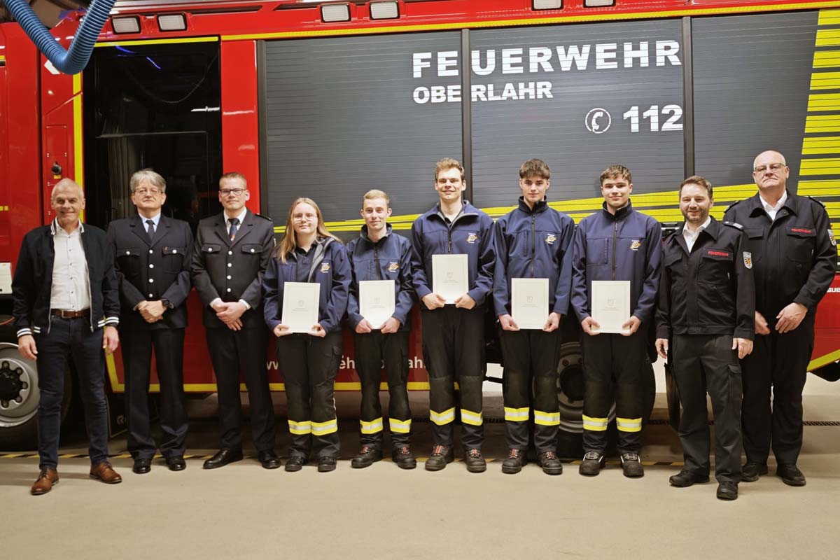 Alle Bef�rderten und Ernannten mit VG-B�rgermeister und Wehrleitung (Bilder: kk�)