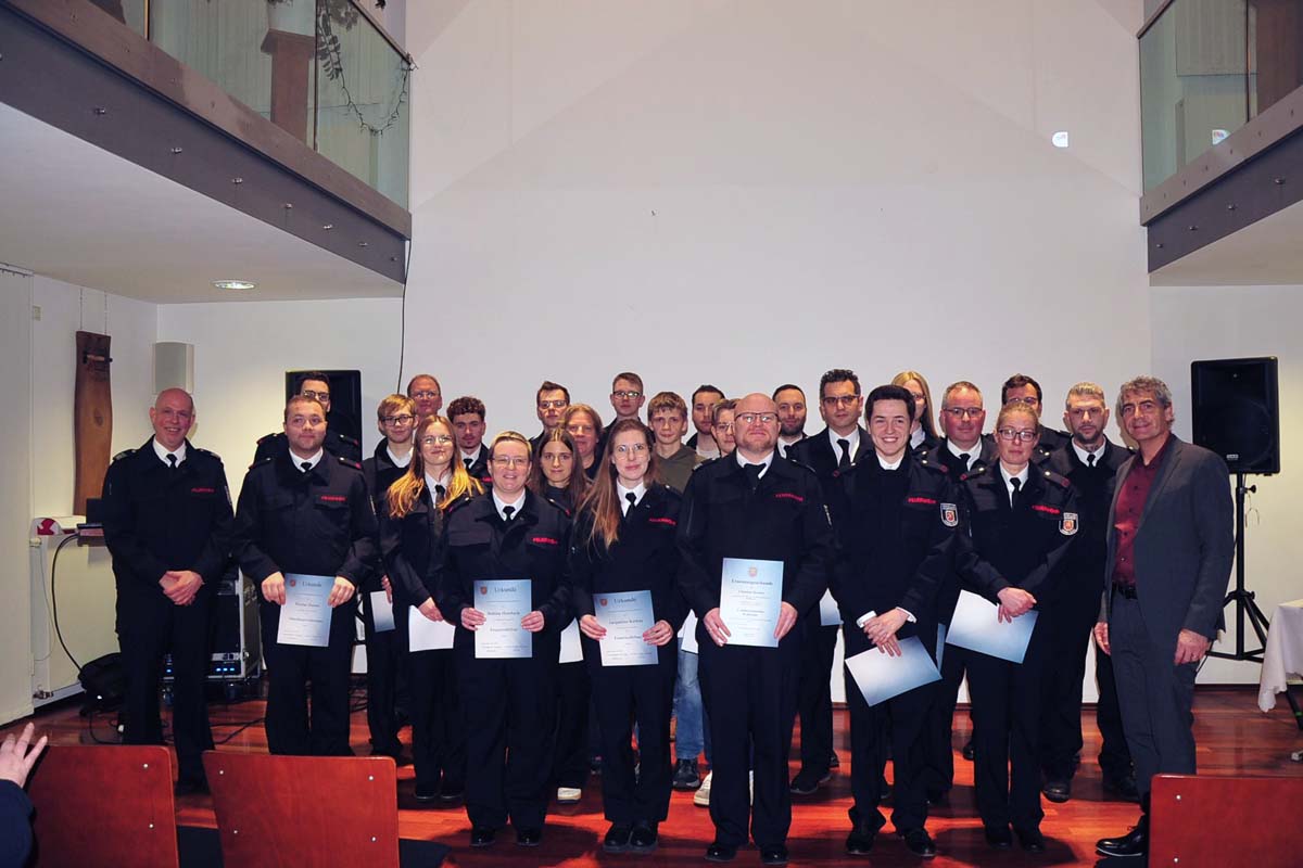 Alle Bef�rderten und Ernannten mit Wehrleitung und B�rgermeister (re) Bilder: kk�)