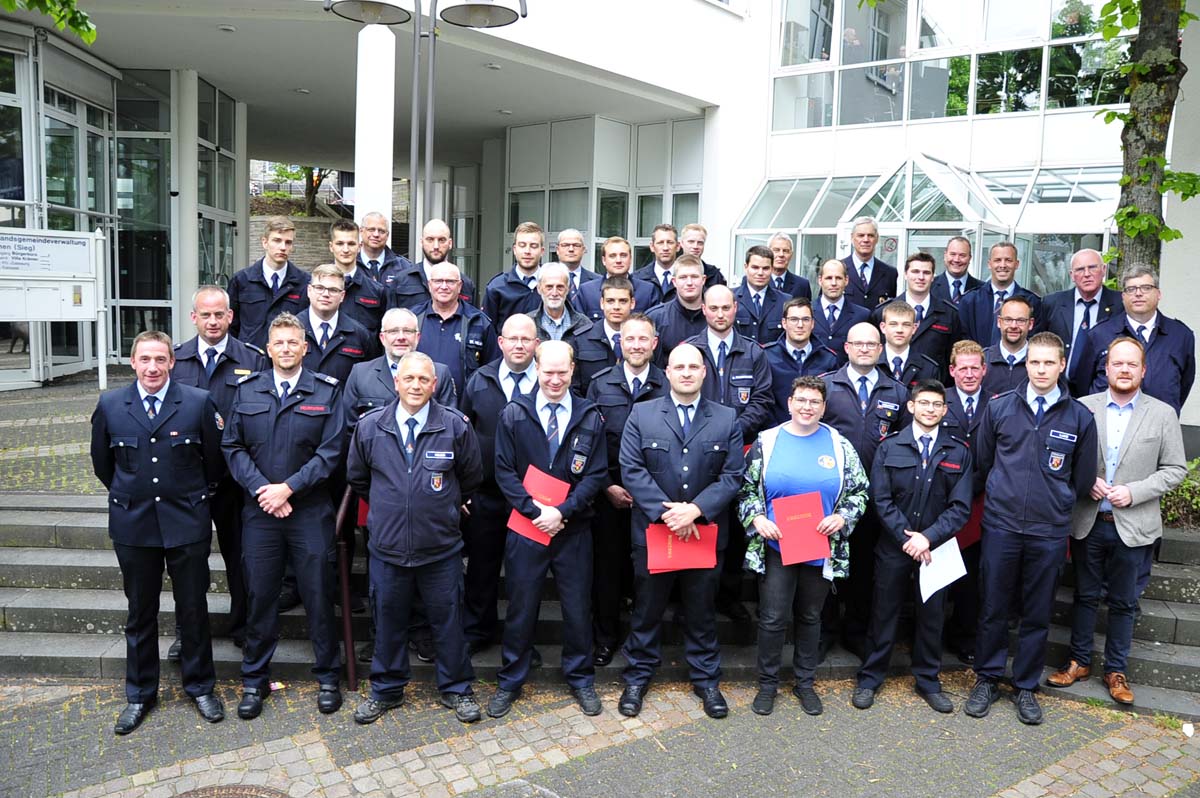 Dienstversammlung Feuerwehr Kirchen: Angehrige der Jugendwehr und Quereinsteiger aufgenommen