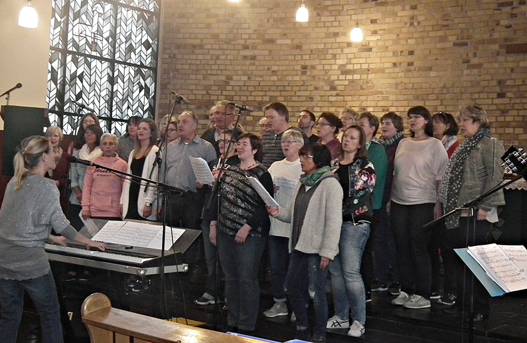 Die Sngerinnen und Snger von Da Capo Living Gospel proben unter der Leitung von Daniela Burbach fleiig fr das groe Jubilumskonzert. Foto: Regina Steinhauer 