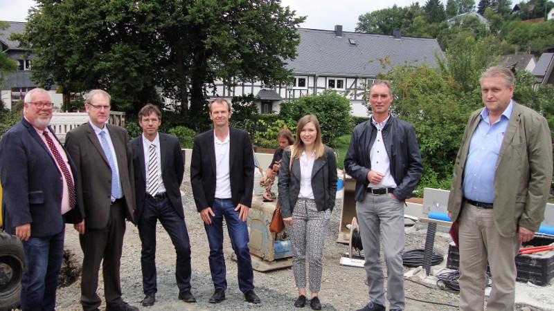 Besichtigung der laufenden Bauarbeiten am Fontenay-le-Fleury-Platz:
Daadens Stadtbrgermeister Walter Strunk, Referatsleiter Christoph-Josef Bhle und Sachbearbeiter Hubertus Gibbert vom rheinland-pflzischen Innenministerium, Dr. Volker Spangenberger und Stephanie Scheppach  von der ADD, Fachbereichsleiter Wolfgang Mrker sowie der Weitefelder Ortsbrgermeister Karl-Heinz Keler. Foto: Privat
