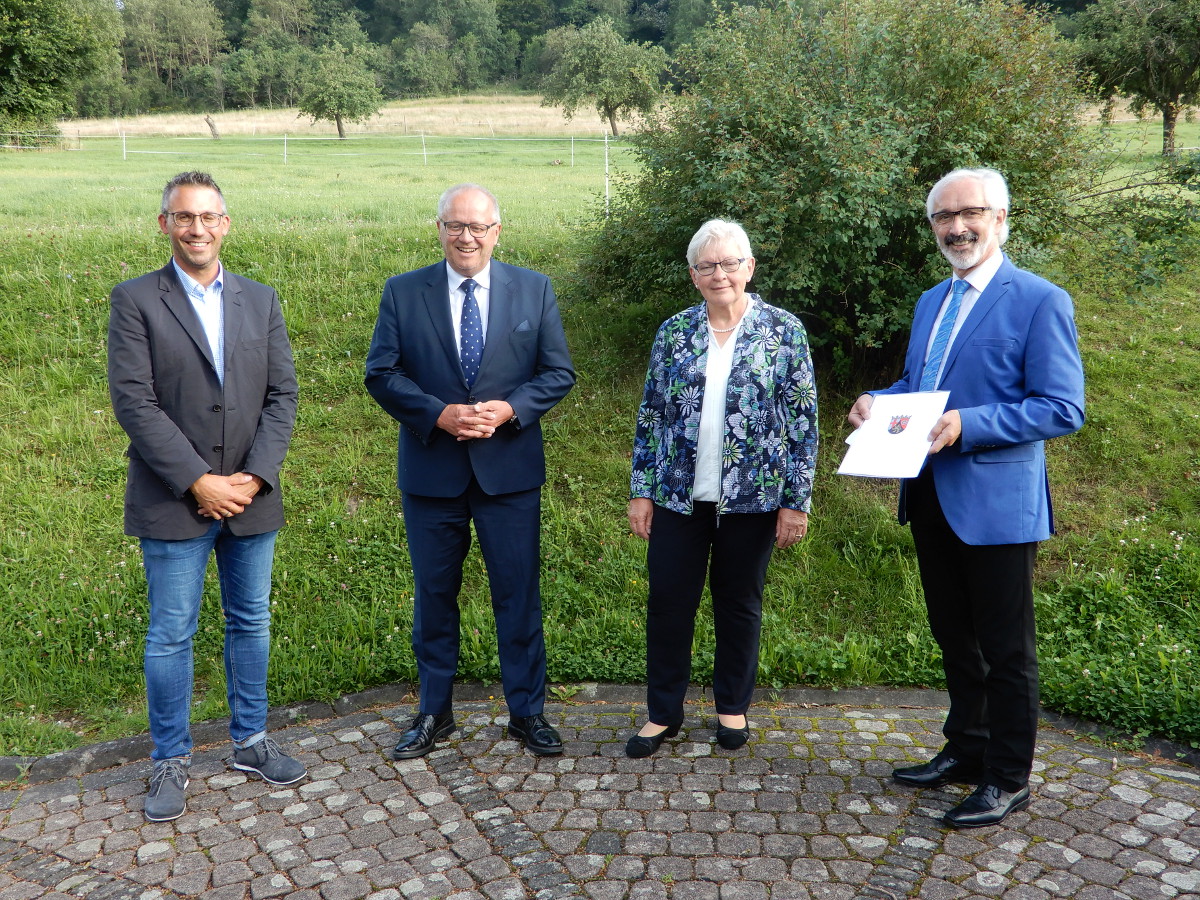 Brgermeister Wolfgang Schneider (rechts) feierte seine 50 Jahre im ffentlichen Dienst im kleinen Kreis. (Foto: Verwaltung)