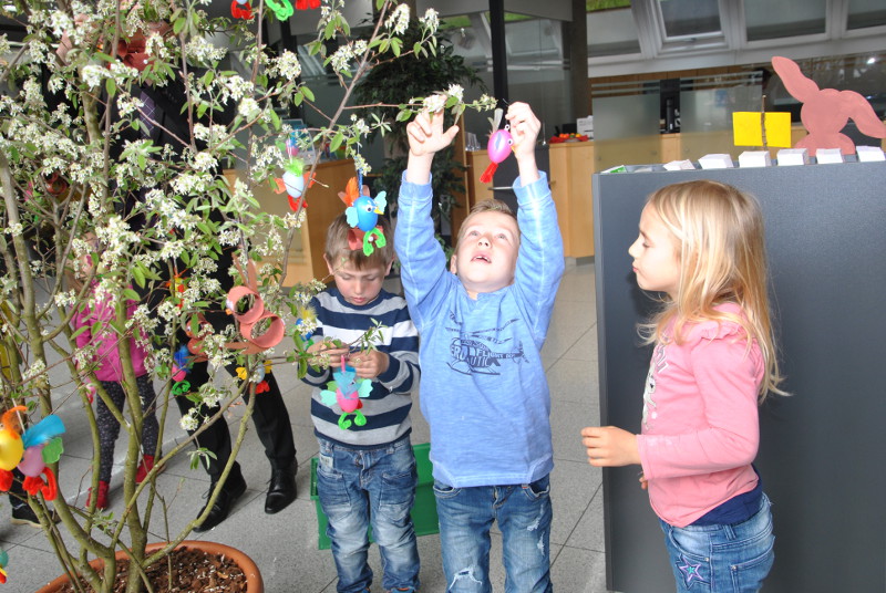 Kita-Kinder dekorierten den Osterbaum in der Volksbank Daaden