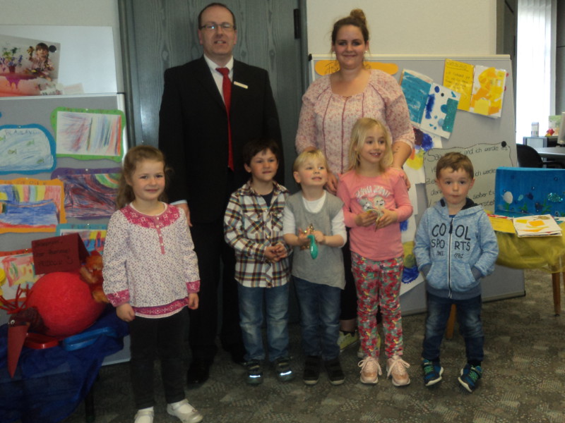 Die Kinder der Kita Regenbogen in Emmerzhausen sorgten fr Farbe in der Sparkassengeschftsstelle in Daaden. Foto: Privat