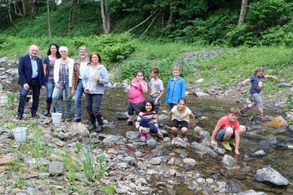 Am Daadebach in Biersdorf wurden die Bauarbeiten zur Umsetzung der EU-Wasserrichtlinie beendet. Kinder der Biersdorfer Grundschule erkundeten den Bachlauf mit viel Spa. Foto: anna