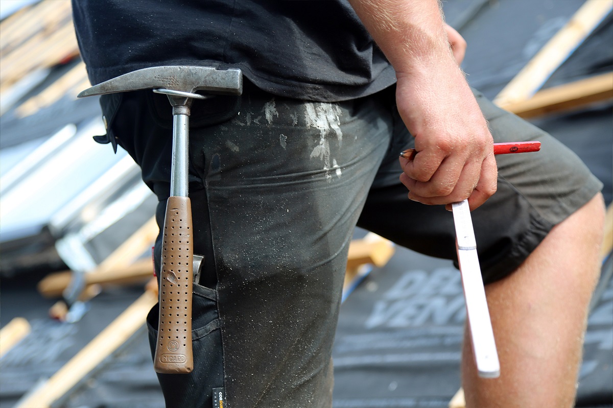 Eine "Hammer-Nachricht" fr die Lohntte: Alle Dachdecker bekommen in diesem und im kommenden Jahr eine Inflationsausgleichsprmie. (Foto: IG Bau / Tobias Seifert)