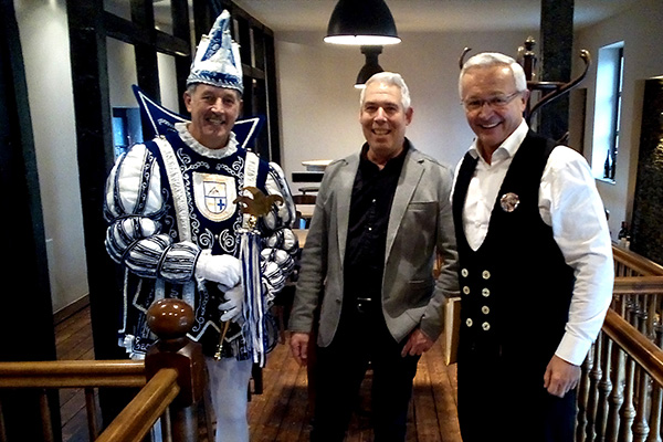 In Zunftkleidung bei den Dachdeckern: Landrat Achim Hallerbach (rechts) mit dem Asbacher Prinzen Rolf dem I. und dem Vorsitzenden der Dachdeckerinnung Ralf Winn. Foto: Hans Hartenfels