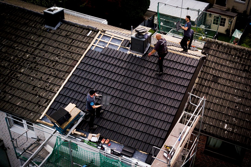 Auch in Corona-Zeiten viel zu tun: Dachdecker sollen mehr Geld fr ihre Arbeit bekommen, fordert die IG BAU. Die Auftragsbcher der Firmen seien voll, die Wartezeiten fr Handwerker lang. (Foto: IG BAU)