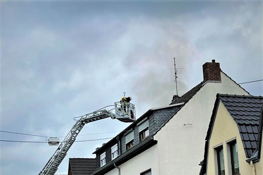 Dachstuhlbrand und Gasgeruch fordern Feuerwehren in Bad Hnningen 