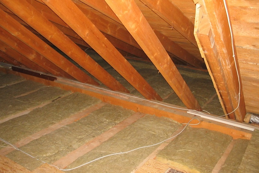 Holzbalkendecken lassen sich von oben optimal mit Mineralwolle zwischen den Deckenbalken dmmen. Durch die Abdeckung mit OSB-Platten wird der Dachraum wieder begehbar. (Foto: Bernhard Andre)
