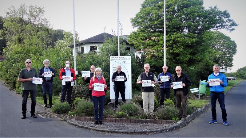 Trafen sich vor dem Ignatius-Ltschert-Haus in Horbach um allen Beschftigten danke zu sagen: der Vorstand des Frdervereins der Einrichtung und die Organisatoren des dort angesiedelten Seniorenprojektes 555 Schritte. Foto: privat