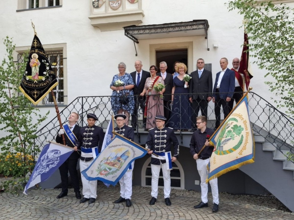 Das frisch gekr�nte K�nigspaar des Rheinbreitbacher B�rgervereins mit seinem Gefolge anl�sslich der Rheinbreitbacher-Magdalenen-Kirmes im Park vor der Oberen Burg: Philipp Hornoff, Valentin Richarts, Max Baumann, Jonathan Frings und Jan Baumann (untere Reihe) sowie Almut und Walter Menden (obere Reihe, K�nigin Elke Scheika mit Gatten Frank, im Hintergrund Jasmin Coppeneur, Gerda und Martin Wensing, Heiner Linder und Norbert Buchbender (Foto: J�rgen Fuchs/B�rgerverein Rheinbreitbach).