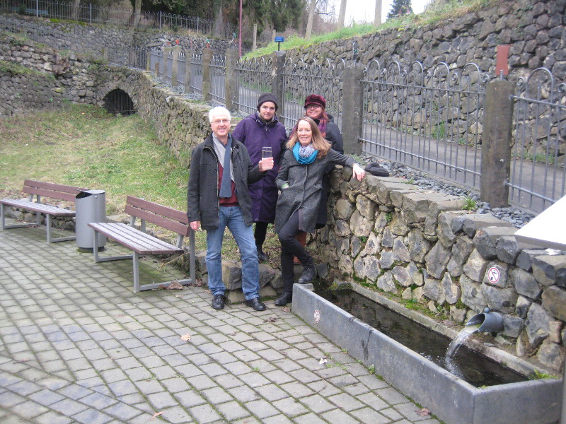 Dattenberger Antoniusbrunnen: Grne untersuchen Quellwasser 