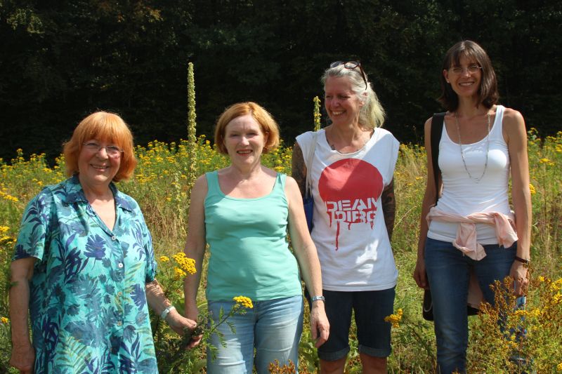 Lebens-Grtnerin Mora Knoepfler links zeigt Gartenkurs-Teilnehmerinnen, wie man dauerhaft blhende Flchen ohne Bewsserung und ohne Dnger nachhaltig anlegt. Foto: privat