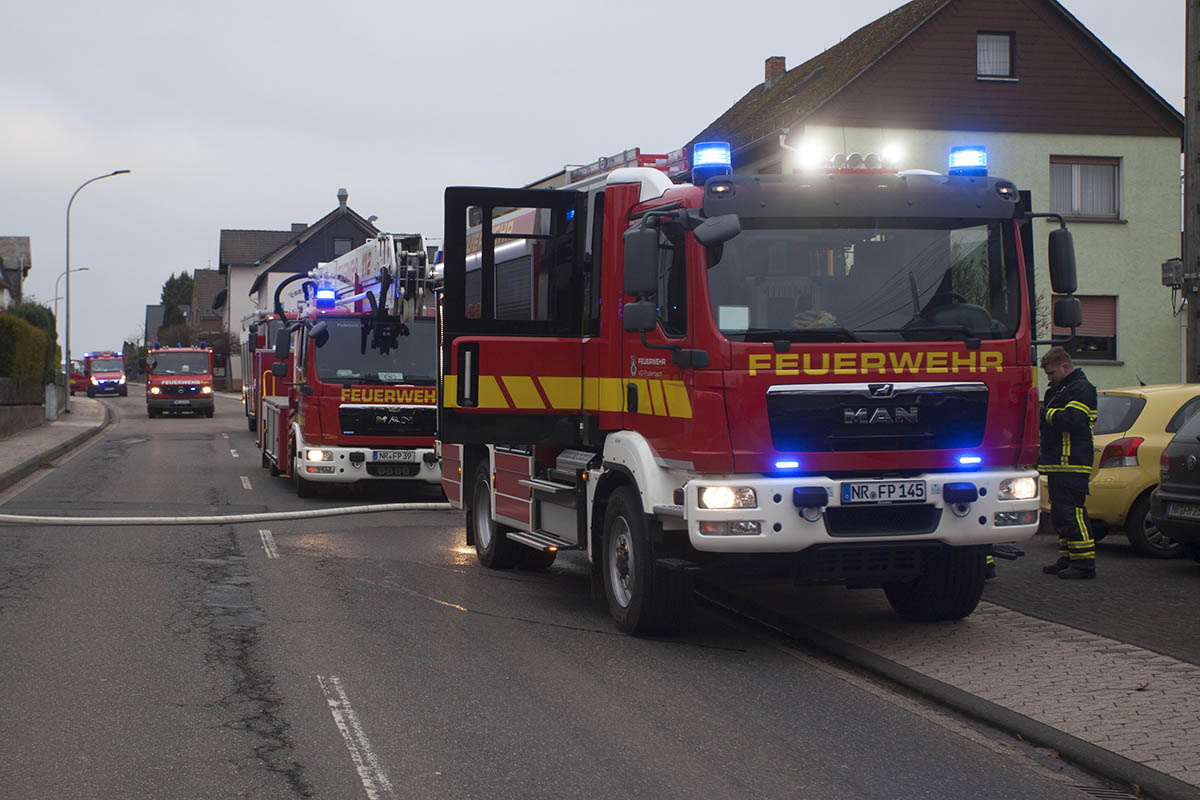Die Hauptstrae in Daufenbach war fr rund eine Stunde fr die Lscharbeiten blockiert. Fotos: Feuerwehr VG Puderbach