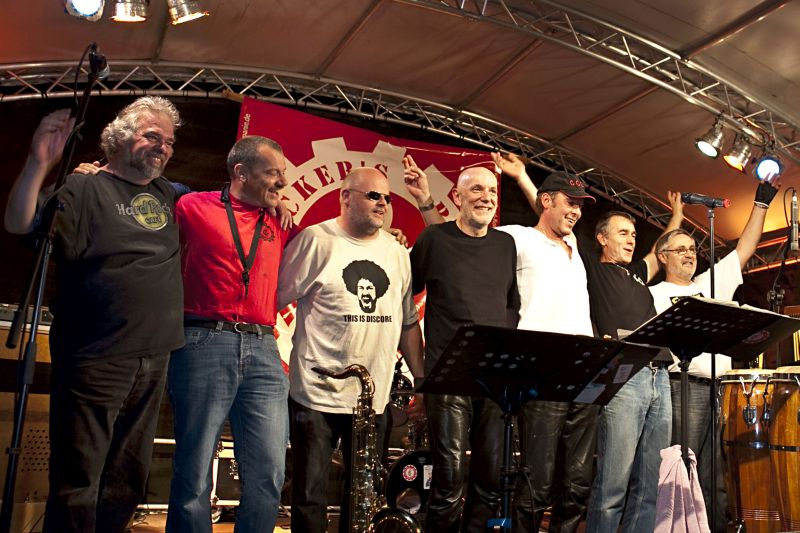Von links: Hajo Schneider, (key), Bernd Leyendecker, (sax), Volker Schmidt, (bass), Klaus Wolf, (git), Hartmut Decker, (voc) Uli Radloff, (git) und Werner Nadrowitz, (drums). Foto: Rder-Moldenhauer
