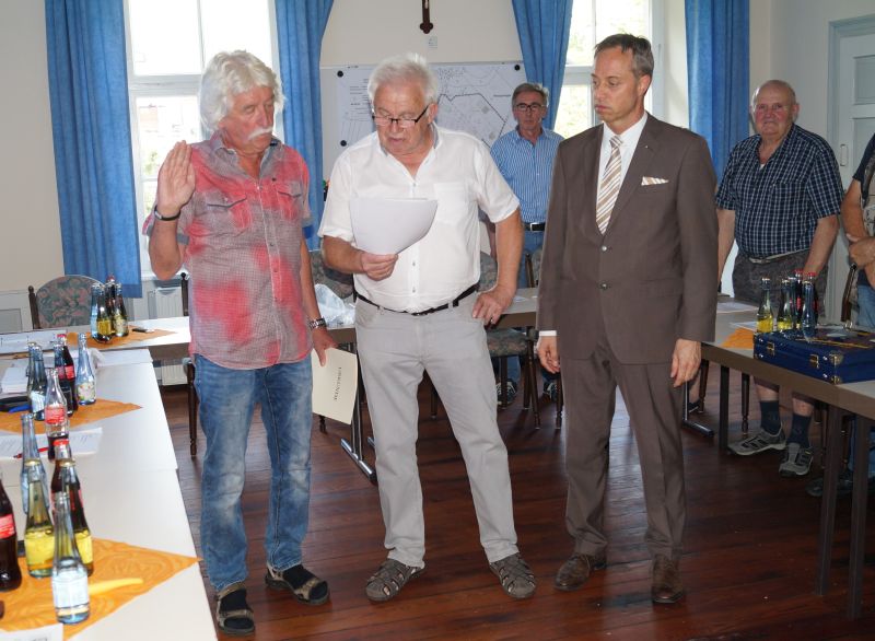 V.l.n.r. Neuer Ortsbrgermeister Gnter Kuhn, Alter Ortsbrgermeister Klemens Lahr, Brgermeister der Verbandsgemeinde Michael Merz. Fotos: privat