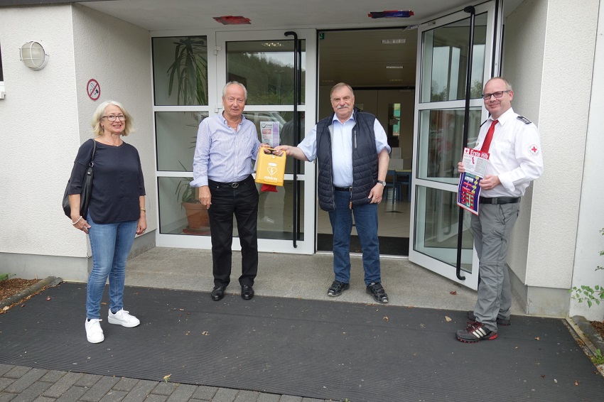 Erste Beigeordnete Jutta Weidenbruch, Beigeordneter und Spender  Rudolf Bellersheim,
Ortsbrgermeister Horst Klein, stellvertretender DRK Bereitschaftsleiter Holger Mies (Foto: Ortsgemeinde)