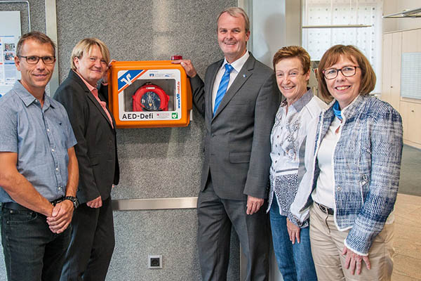 Raiffeisenbank Neustadt spendet Defibrillator fr Straenhaus