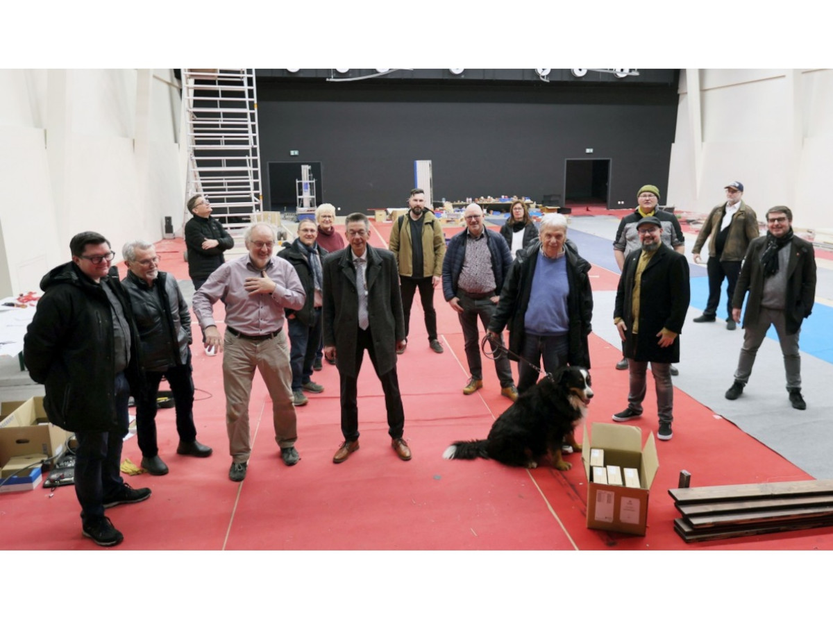 Vertreter der B�ndnisfraktionen zeigen sich beeindruckt von der neuen Veranstaltungshalle. Michael Krose (SWN) erl�uterte gemeinsam mit dem Errichter der Halle Herrn Becker die Konzeption, Bauweise und die Nutzungsm�glichkeiten. (Foto: J�rg Niebergall)