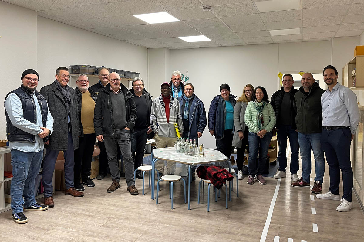 Die Mitglieder der Fraktionen von CDU/BSW/FWG/Bndnis 90-die Grnen und der FDP informierten sich vor Ort in der neuen Kindertagespflege-Einrichtung "Deichkinder" in der Marktstr. ber Konzeption und Herangehensweise der vor kurzem erffneten Einrichtung. Sammy Labidi (stellv. Amtsleiter Jugendamt Stadt Neuwied - vorne rechts) und Stefanie Felderhoff (verantwortliche Mitarbeiterin Kindertagespflege) erluterten die Vorzge der neu geschaffenen Einrichtung und hoben vor allem die Flexibilitt der Betreuungszeiten hervor. Foto: Neuwieder Bndnis