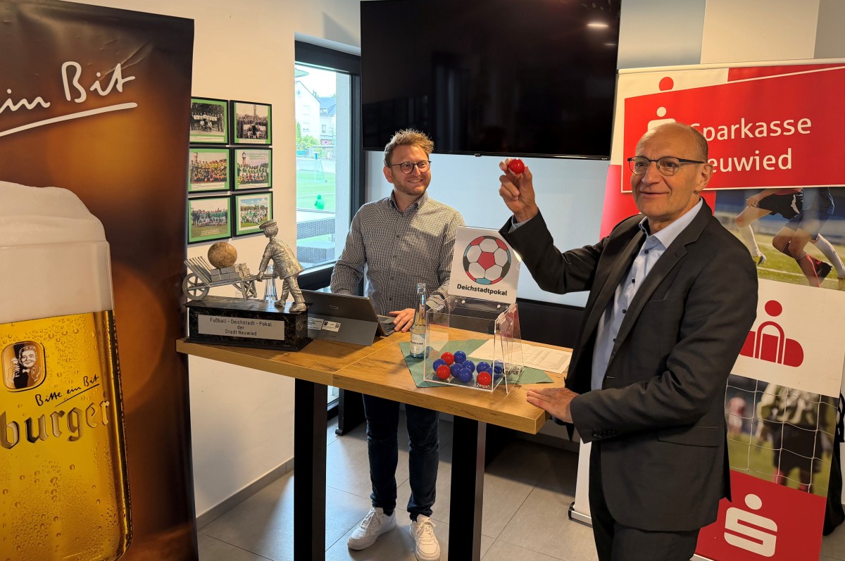 "Gl�cksfee" Gerhard Gr�n (Sparkassen Vorstand) und Organisator Mario Strnad, Abteilungsleiter im Amt f�r Schule und Sport bei der Auslosung. Fotos: Ulf Steffenfauseweh