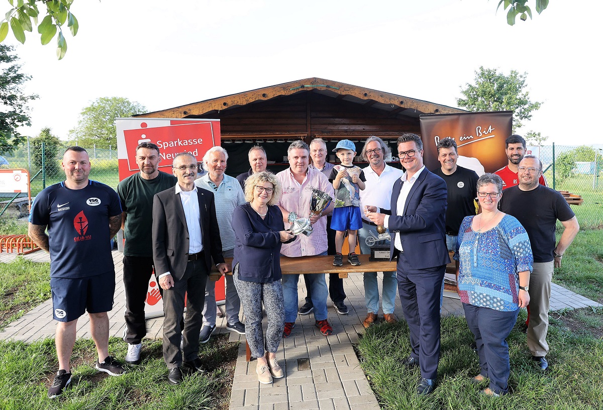 Vorfreude auf die Spiele beim Deichstadtcup herrschte bei allen Beteiligten whrend und nach der Auslosung auf dem Sportplatz in Rodenbach. Dort hatte der kleine John die Lose gezogen. (Foto: privat)