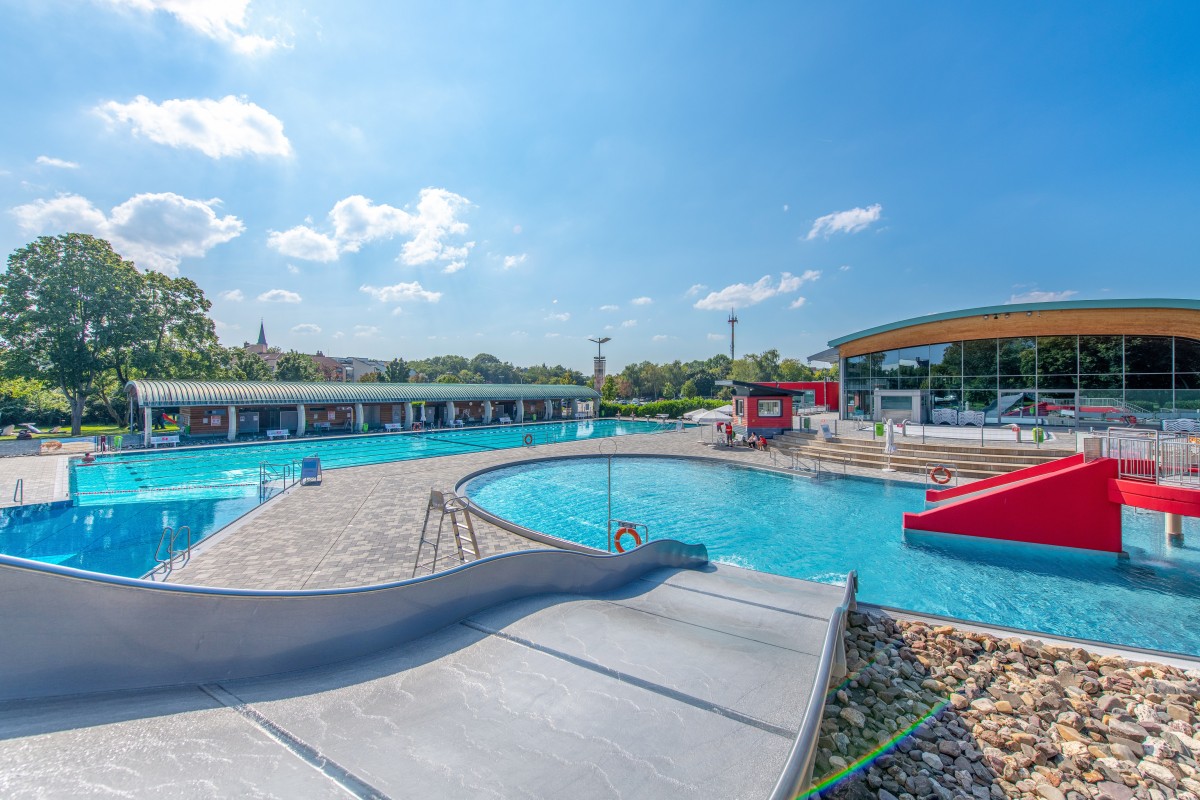 Freibad öffnet und Familienbereich begeistert: Sommerbeginn in der Deichwelle in Neuwied