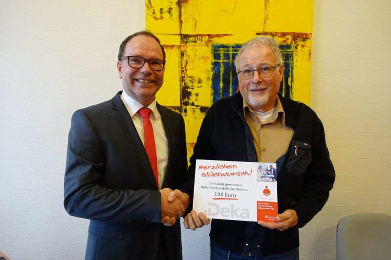 Deka-Verlosung: bergabe in Asbach durch Vermgensberater Thomas Boden. Fotos: Sparkasse